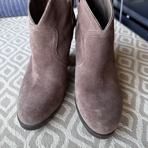 Vince Camuto Hudson Taupe Suede Ankle Boots sz 7.5​ - Picture 4 of 10